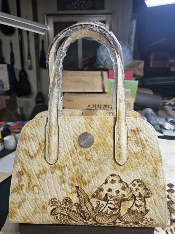 핸드백 (버섯 인두화 문양) / Handbag (Mushroom Pyrography Pattern)